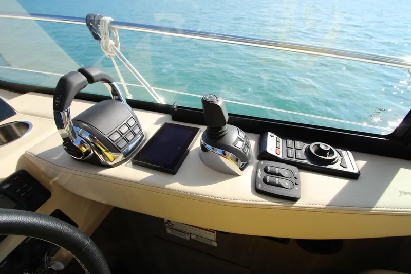 Slide: The Image of Steuerkonsole der Regal 38 Grande Coupe 2021 mit Joystick und Bedienelementen. - 18