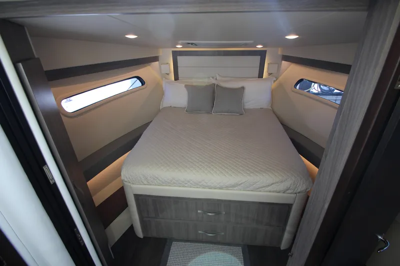 Slide: The Image of Kabine der Regal 38 Grande Coupe mit einem großen Bett und seitlichen Fenstern. - 45