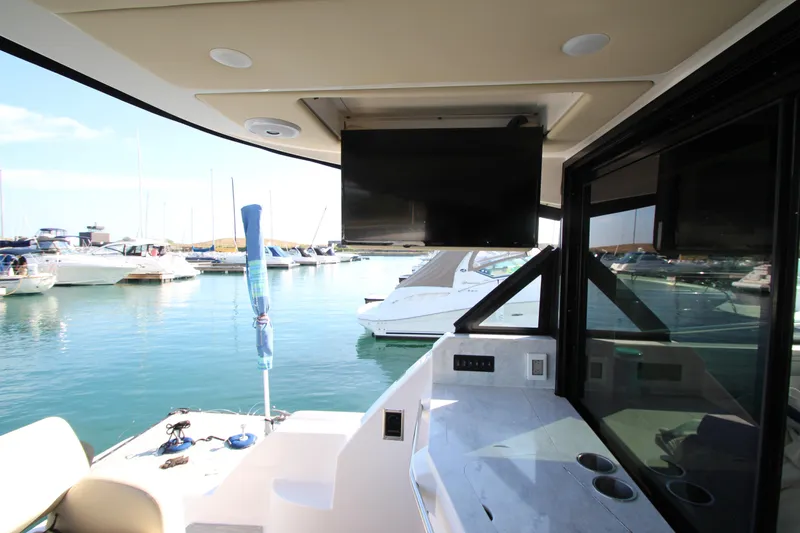 Slide: The Image of Die Regal 38 Grande Coupe von 2021 zeigt eine moderne Außenküche mit Blick auf einen Yachthafen. - 33