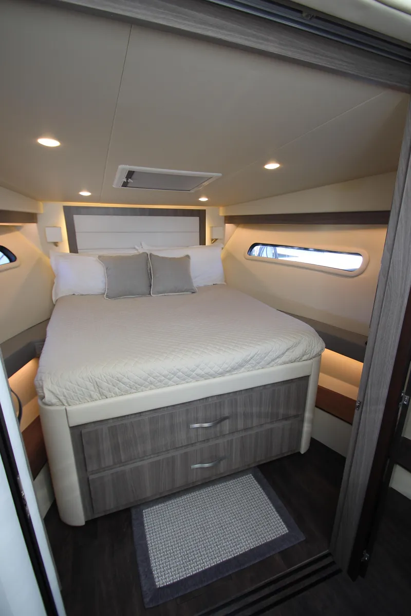 Slide: The Image of Kabine der Regal 38 Grande Coupe 2021 mit Doppelbett und seitlichen Fenstern. - 48