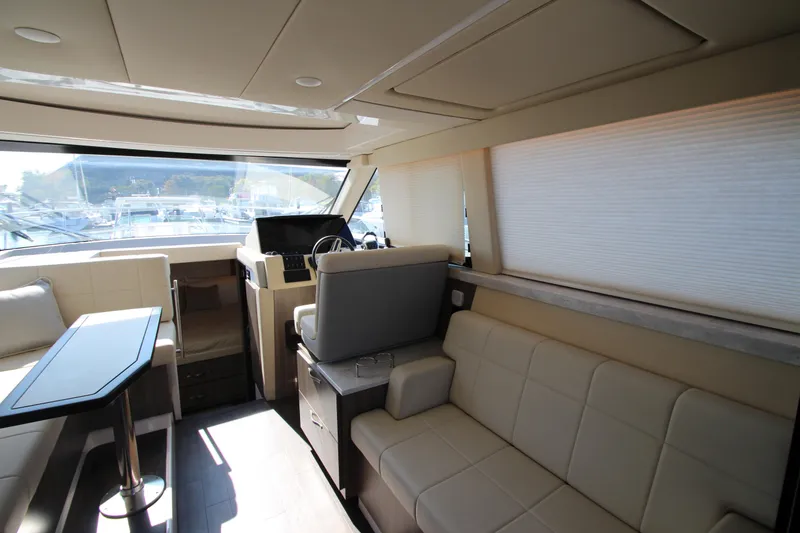Slide: The Image of Innenraum der Regal 38 Grande Coupe 2021 mit beigen Sitzen und großen Fenstern. - 40