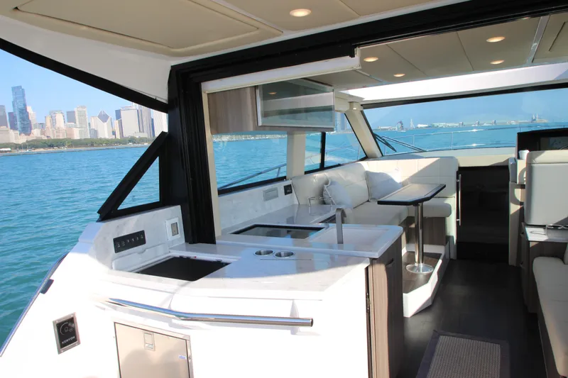 Slide: The Image of Die Regal 38 Grande Coupe von 2021 zeigt eine moderne Innenausstattung mit Blick auf die Skyline. - 31