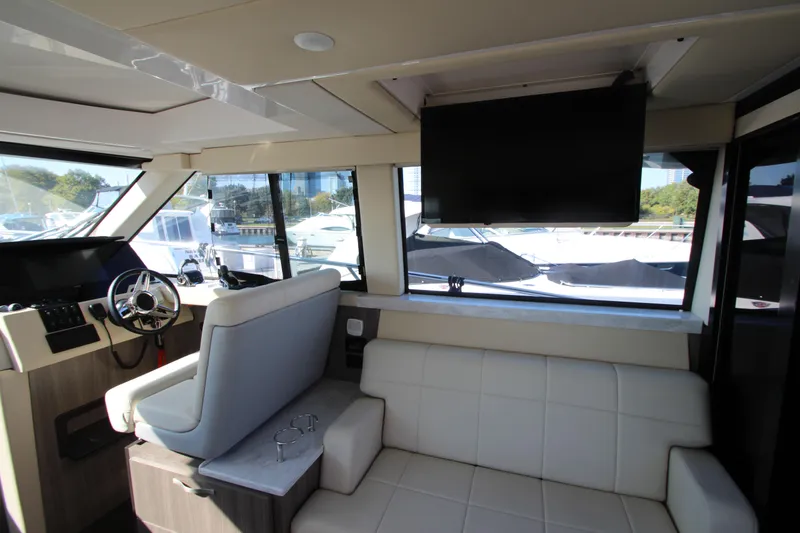Slide: The Image of Innenraum einer Regal 38 Grande Coupe von 2021 mit weißem Sofa und Steuerstand. - 26