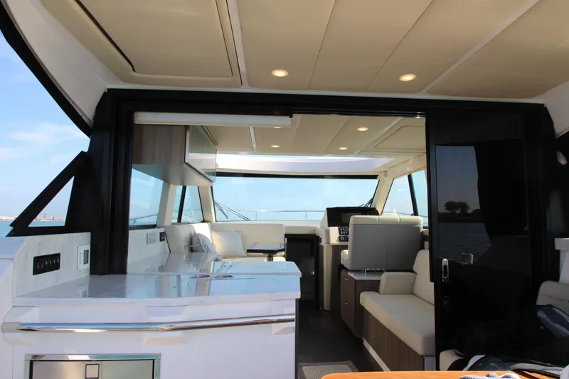 Slide: The Image of Innenraum der Regal 38 Grande Coupe von 2021 mit modernem Design und komfortablen Sitzgelegenheiten. - 28