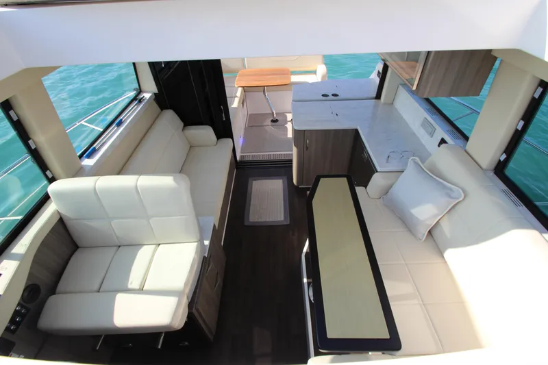 Slide: The Image of Innenraum der Regal 38 Grande Coupe 2021 mit eleganten weißen Sitzen und moderner Küche. - 23