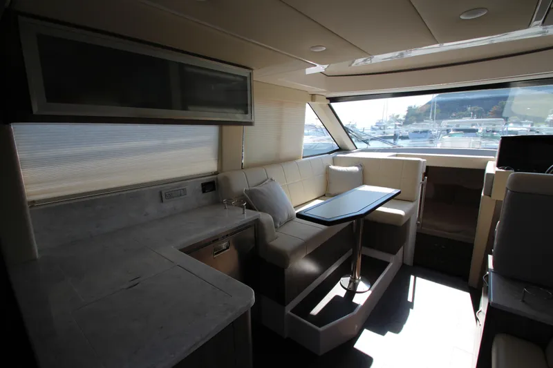 Slide: The Image of Innenraum einer modernen Yacht mit eleganter Sitzecke und Tisch, umgeben von großen Fenstern. - 39