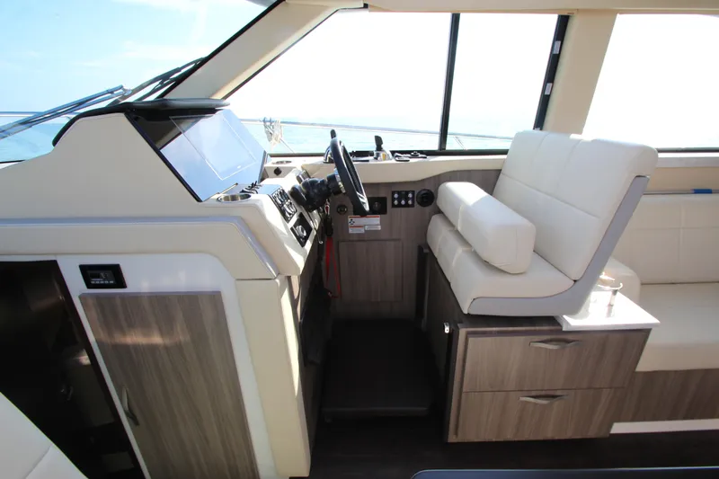 Slide: The Image of Innenraum der Regal 38 Grande Coupe 2021 mit modernem Steuerstand und bequemen Sitzen. - 16