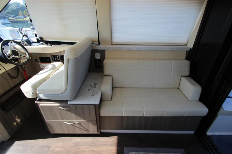 Slide: The Image of Innenraum einer Regal 38 Grande Coupe 2021 mit beigem Sofa und Steuerstand. - 42
