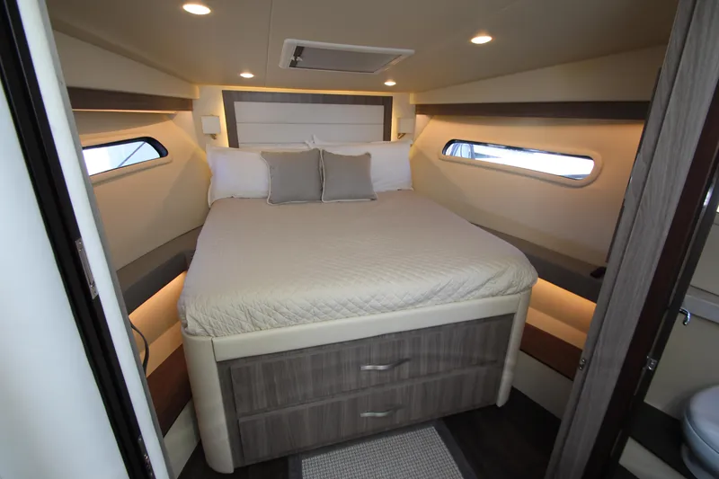 Slide: The Image of Kabine der Regal 38 Grande Coupe 2021 mit Doppelbett und seitlichen Fenstern. - 47