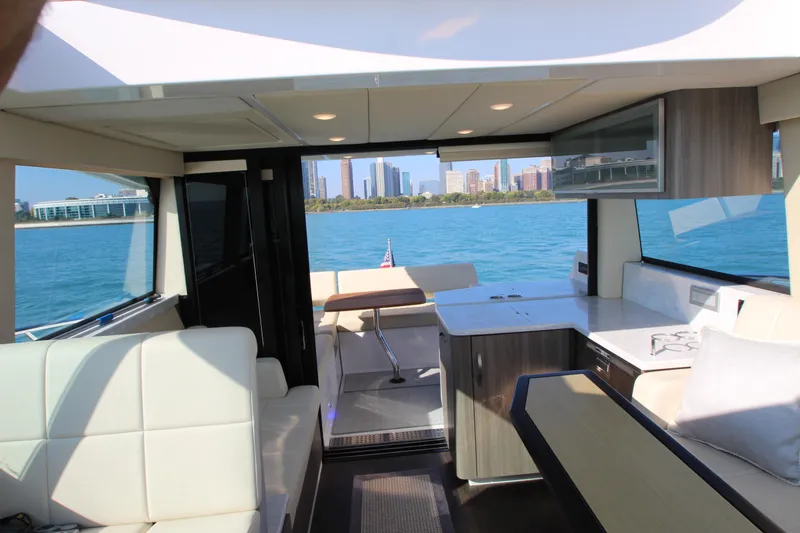 Slide: The Image of Innenraum einer Regal 38 Grande Coupe von 2021 mit Blick auf die Skyline. - 20