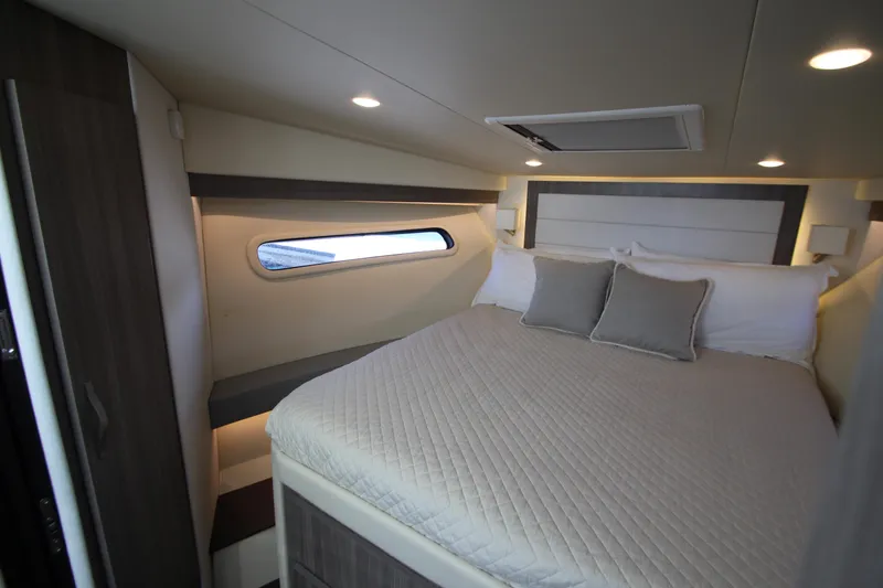 Slide: The Image of Kabine der Regal 38 Grande Coupe 2021 mit einem großen Bett und modernen Akzenten. - 49
