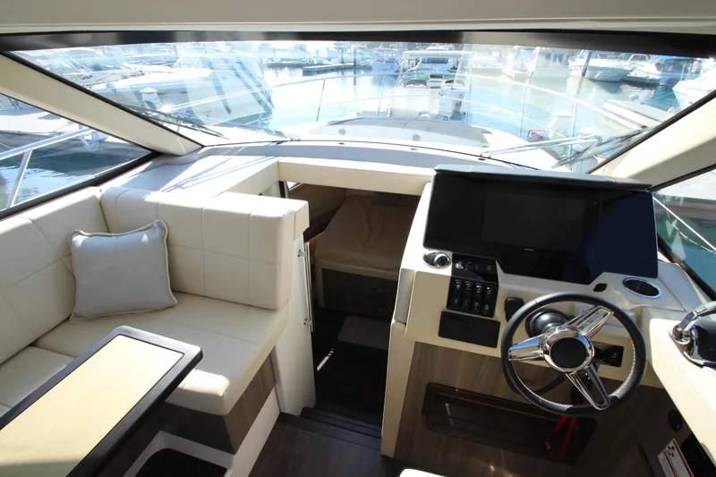 Slide: The Image of Das Cockpit der Regal 38 Grande Coupe 2021 bietet luxuriöse Sitze und moderne Steuerung. - 14