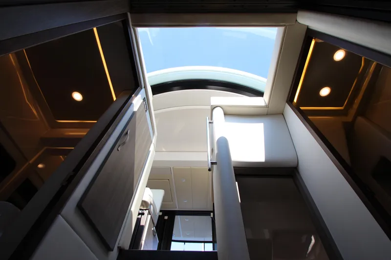 Slide: The Image of Innenansicht der Regal 38 Grande Coupe mit modernem Design und großen Fenstern. - 43