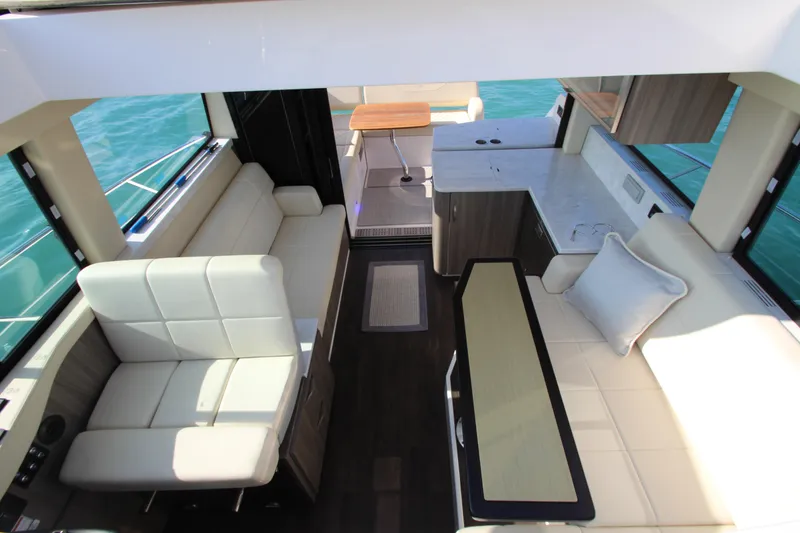 Slide: The Image of Innenraum der Regal 38 Grande Coupe 2021 mit eleganten weißen Sitzgelegenheiten und modernem Design. - 22