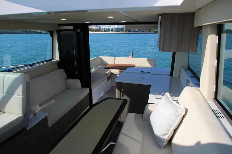 Slide: The Image of Innenraum einer Regal 38 Grande Coupe von 2021 mit eleganten Sitzbereichen und Blick auf das Wasser. - 21