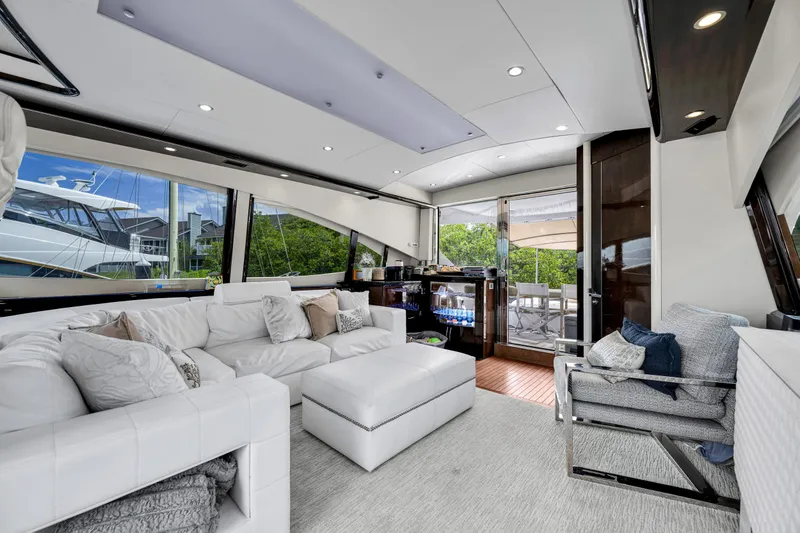 Slide: The Image of Luxuriöser Salon mit weißen Sofas, großen Fenstern und Zugang zum Außendeck auf einer Lazzara LSX 75 Yacht. - 8