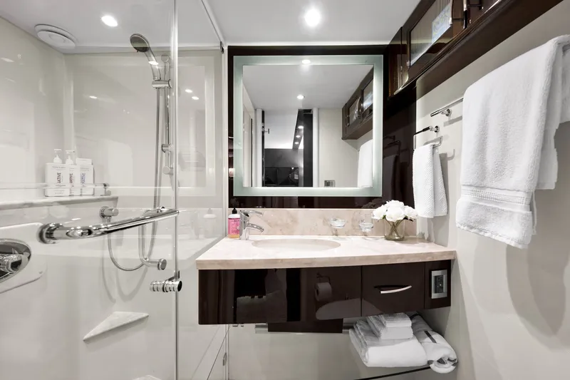 Slide: The Image of Luxuriöses Badezimmer mit moderner Dusche, Spiegel und eleganten Armaturen auf einer Lazzara LSX 75 Yacht. - 26