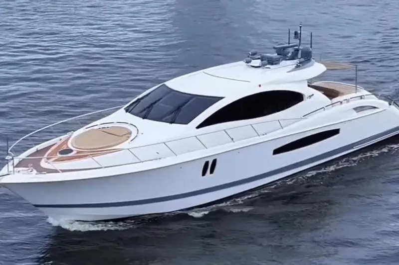 Slide: The Image of Die Lazzara LSX 75 von 2008 ist eine elegante weiße Yacht auf ruhigem Wasser. - 4