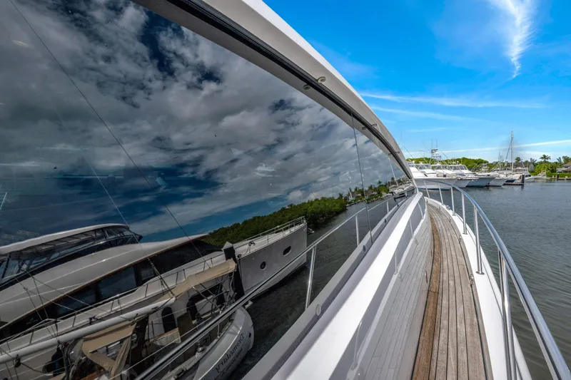 Slide: The Image of Die Lazzara LSX 75 von 2008 zeigt eine elegante Seitenansicht mit reflektierenden Fenstern und einem Holzdeck. - 39