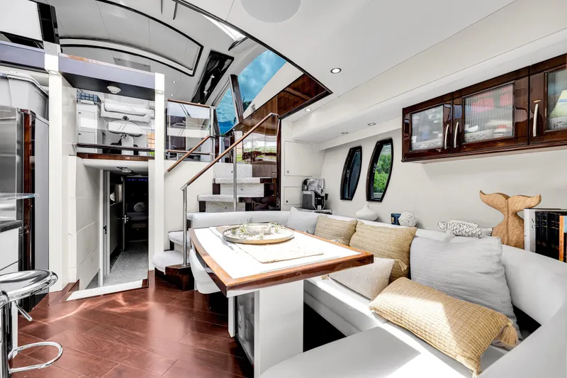 Slide: The Image of Innenraum einer luxuriösen Yacht mit eleganten Möbeln, Holzböden und großen Fenstern. - 20