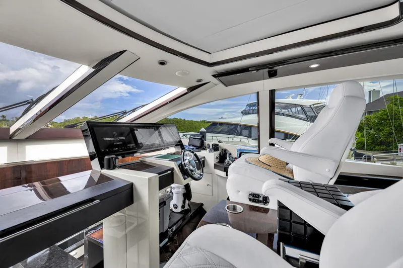 Slide: The Image of Das Cockpit einer Lazzara LSX 75 von 2008 mit modernem Steuerstand und luxuriösem Sitzbereich. - 11