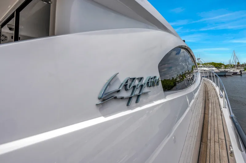 Slide: The Image of Nahaufnahme der eleganten weißen Außenwand einer Lazzara LSX 75 Yacht von 2008. - 40