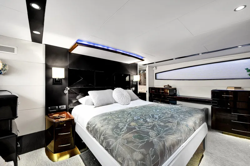 Slide: The Image of Luxuriöses Schlafzimmer mit großem Bett, eleganten Möbeln und moderner Beleuchtung auf einer Lazzara LSX 75 Yacht. - 32