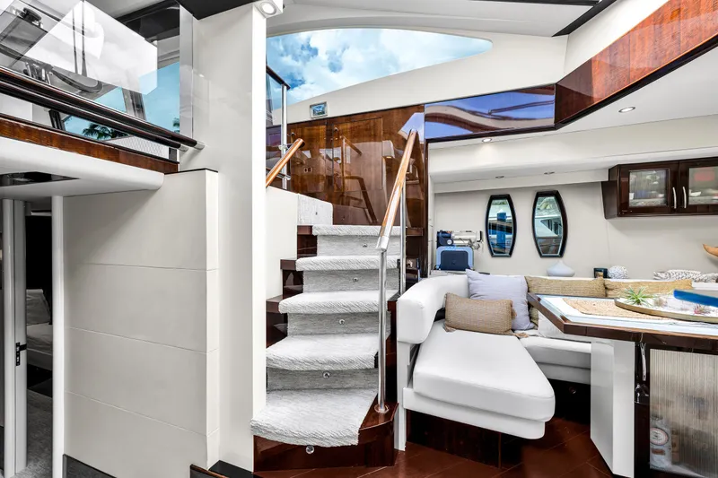 Slide: The Image of Innenraum einer luxuriösen Yacht mit eleganten Treppen, modernen Möbeln und großen Fenstern. - 16