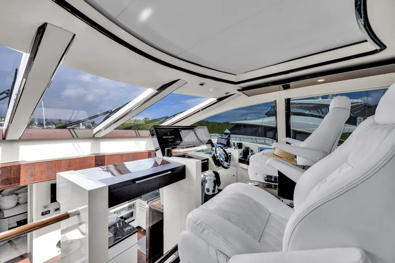 Slide: The Image of Innenraum einer luxuriösen Yacht mit weißen Ledersitzen und modernem Steuerstand. - 10