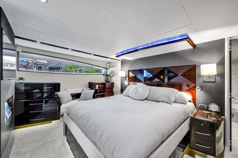 Slide: The Image of Luxuriöses Schlafzimmer mit großem Bett, modernen Möbeln und stilvoller Beleuchtung auf einer Yacht. - 31