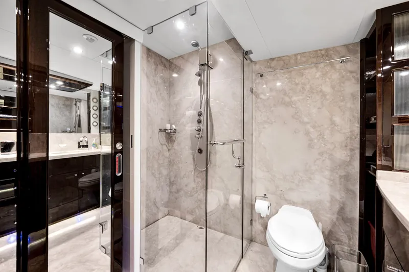 Slide: The Image of Luxuriöses Badezimmer mit Glasdusche und eleganten Holzdetails auf einer Lazzara LSX 75 Yacht. - 34