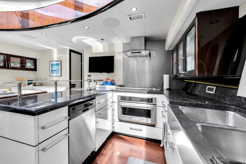 Slide: The Image of Moderne Küche auf einer Lazzara LSX 75 Yacht von 2008 mit Edelstahlgeräten und Marmortheke. - 18