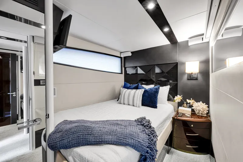 Slide: The Image of Luxuriöses Schlafzimmer mit modernem Design, Doppelbett, blauen Akzenten und stilvoller Beleuchtung. - 27