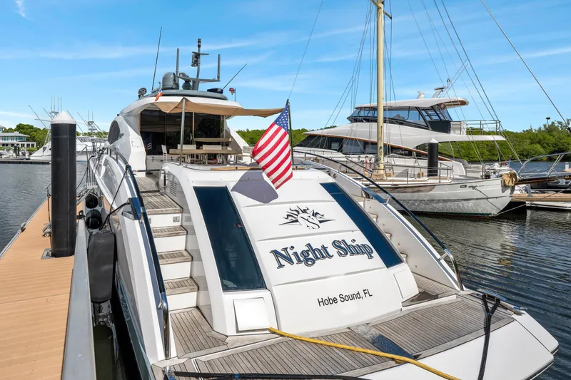 Slide: The Image of Eine luxuriöse Yacht, die am Dock festgemacht ist, mit einer amerikanischen Flagge und einem Sonnendach. - 47