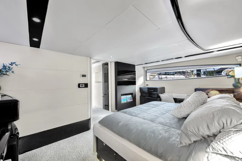 Slide: The Image of Luxuriöses Schlafzimmer mit modernem Design, großen Fenstern und eleganter Einrichtung auf einer Yacht. - 33