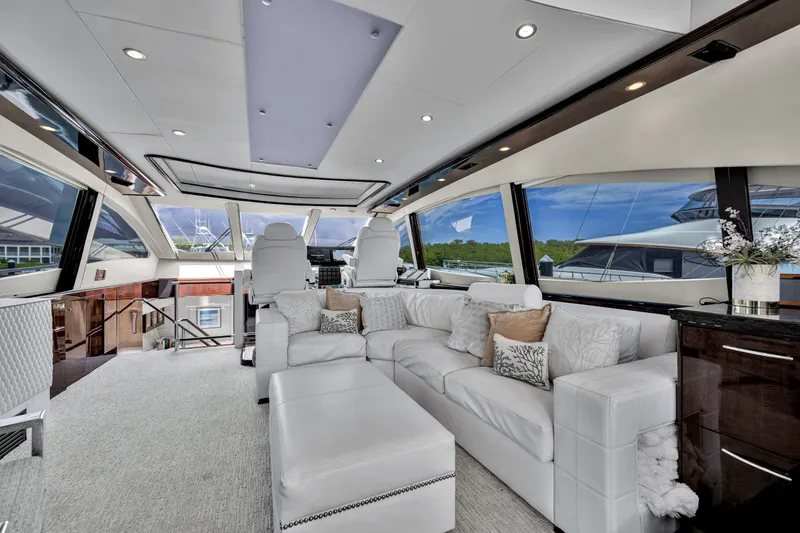 Slide: The Image of Luxuriöser Salon mit weißen Ledersofas und großen Fenstern auf einer Lazzara LSX 75 Yacht. - 7