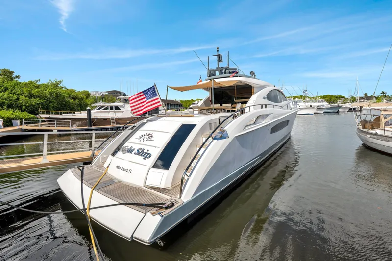 Slide: The Image of Lazzara LSX 75 Yacht von 2008 im Hafen, mit amerikanischer Flagge und elegantem Design. - 46