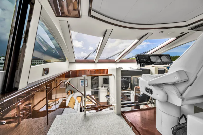 Slide: The Image of Innenansicht einer luxuriösen Yacht mit großen Fenstern und eleganten Möbeln. - 13