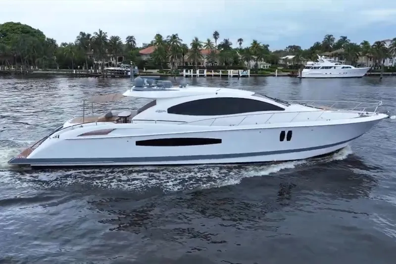 The Image of Eine elegante weiße Yacht, die auf einem ruhigen Gewässer fährt, umgeben von Palmen und anderen Booten. - 0