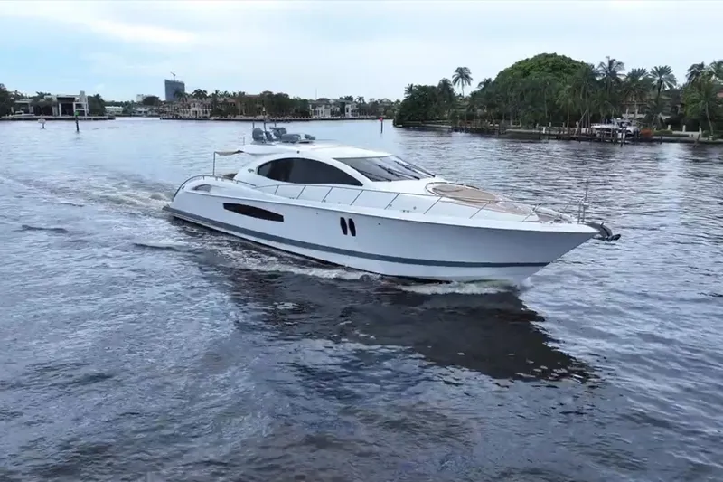Slide: The Image of Eine elegante weiße Motoryacht fährt auf einem ruhigen Fluss, umgeben von üppigem Grün. - 1