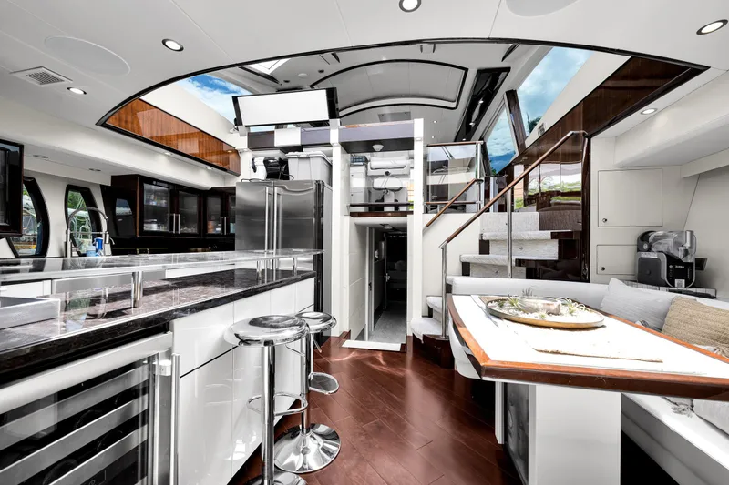Slide: The Image of Innenraum der Lazzara LSX 75 Yacht von 2008 mit moderner Küche und Essbereich. - 19