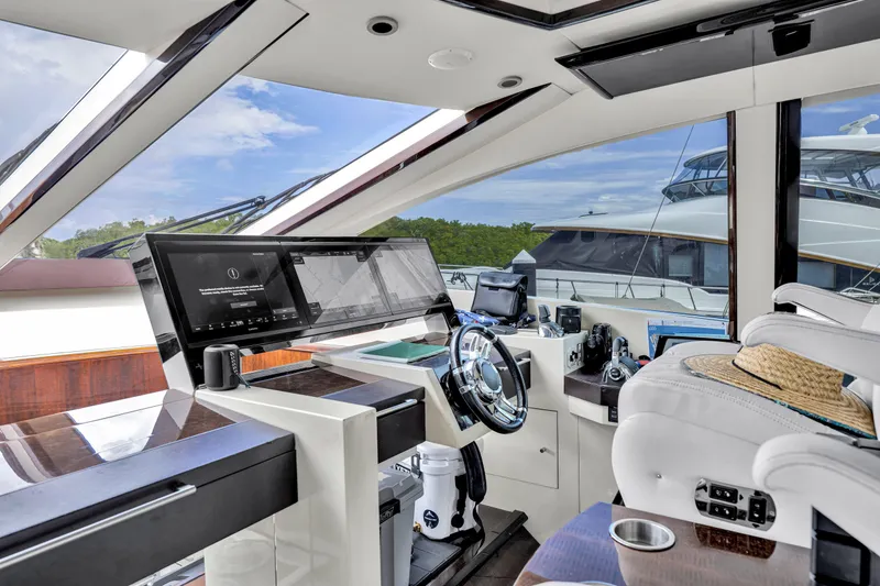 Slide: The Image of Das Cockpit der Lazzara LSX 75 von 2008 zeigt moderne Navigationssysteme und luxuriöse Sitze. - 12