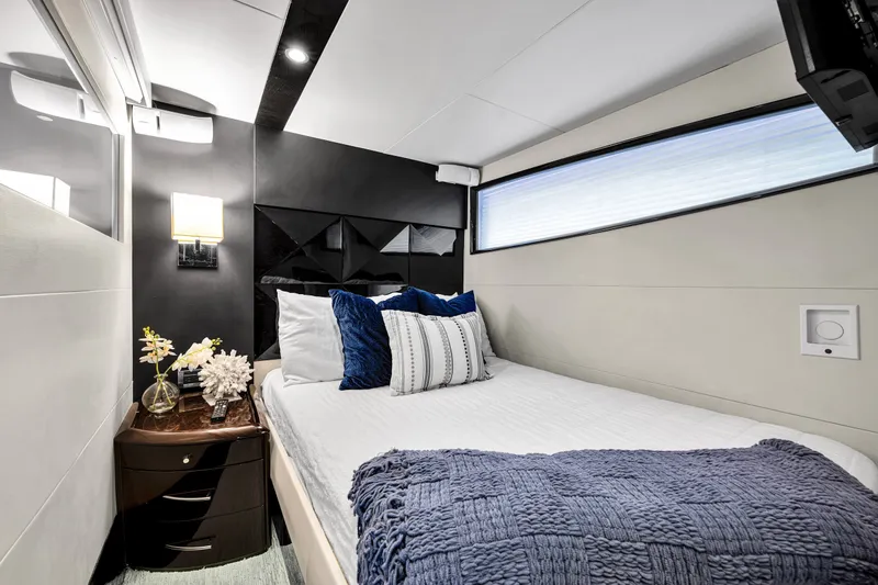 Slide: The Image of Luxuriöse Kabine mit Doppelbett, blauen Kissen und moderner Beleuchtung auf einer Lazzara LSX 75 Yacht. - 28