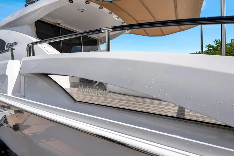 Slide: The Image of Nahaufnahme einer weißen Yacht mit modernem Design und Glasdetails, unter einem Sonnenschutz. - 43