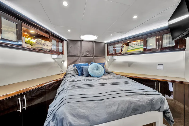 Slide: The Image of Luxuriöses Schlafzimmer mit einem großen Bett, Holzmöbeln und modernen Beleuchtungselementen auf einer Yacht. - 25