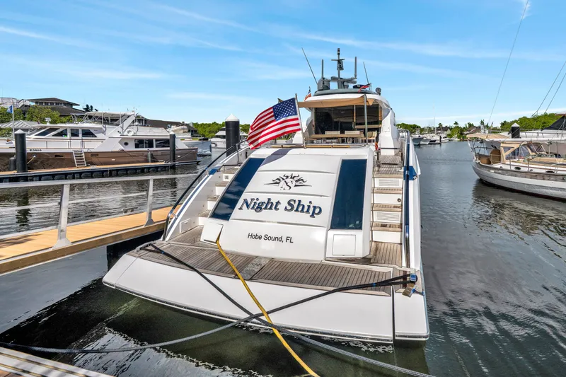 Slide: The Image of Lazzara LSX 75 Yacht von 2008, angedockt in einem Hafen, mit amerikanischer Flagge und "Night Ship"-Schriftzug. - 45