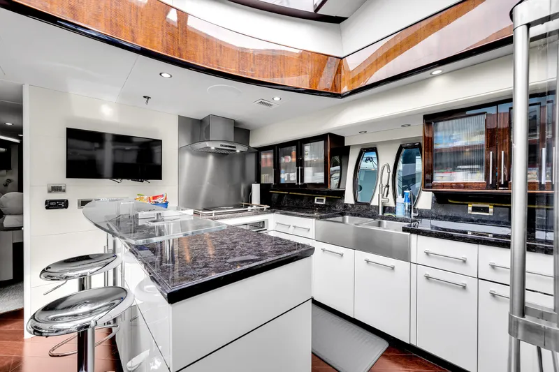 Slide: The Image of Luxuriöse Küche mit modernen Geräten und glänzenden Oberflächen auf einer Lazzara LSX 75 Yacht. - 14