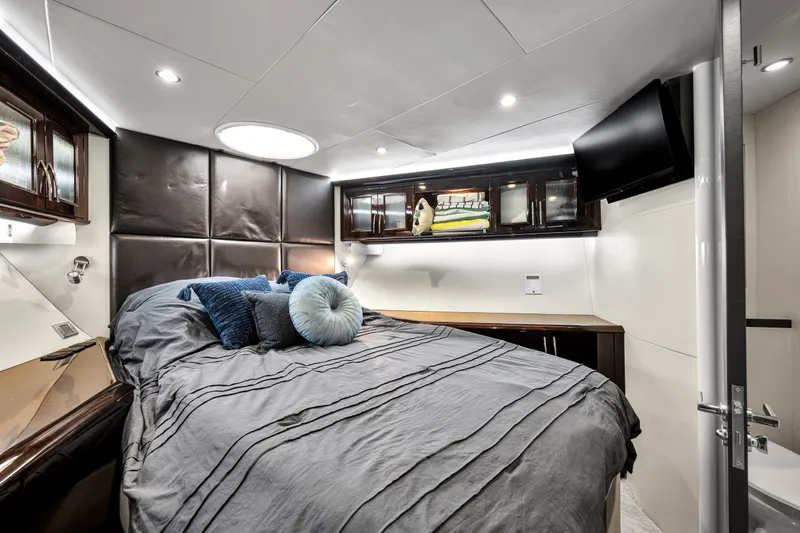 Slide: The Image of Luxuriöse Kabine mit einem großen Bett, eleganten Kissen und einem Flachbildfernseher an der Wand. - 24