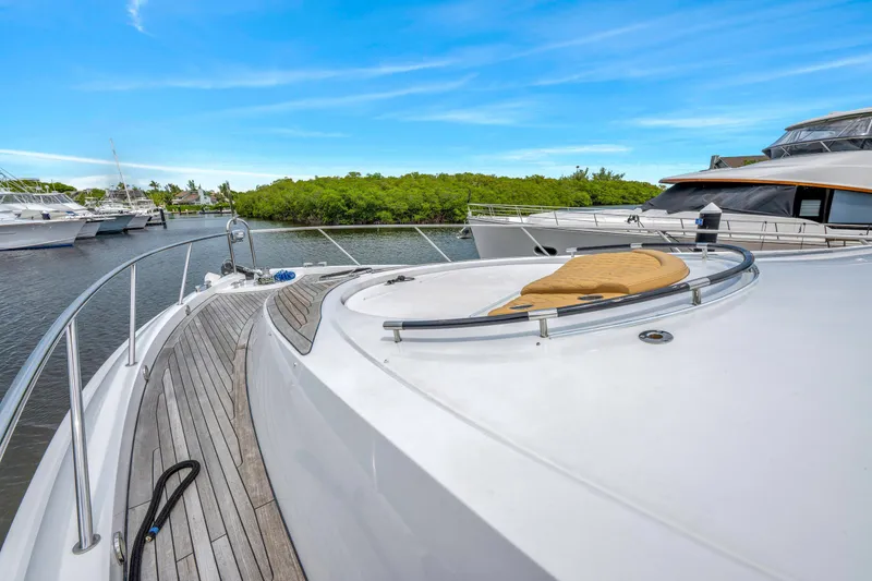 Slide: The Image of Das Bild zeigt das Deck einer Lazzara LSX 75 Yacht von 2008, die in einem ruhigen Hafen liegt. - 37