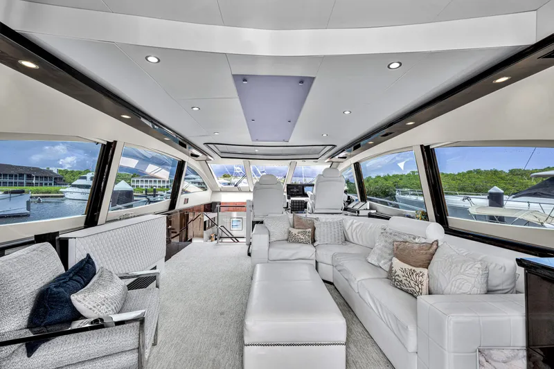 Slide: The Image of Luxuriöser Salon einer Lazzara LSX 75 Yacht mit weißen Sofas und Panoramafenstern. - 6